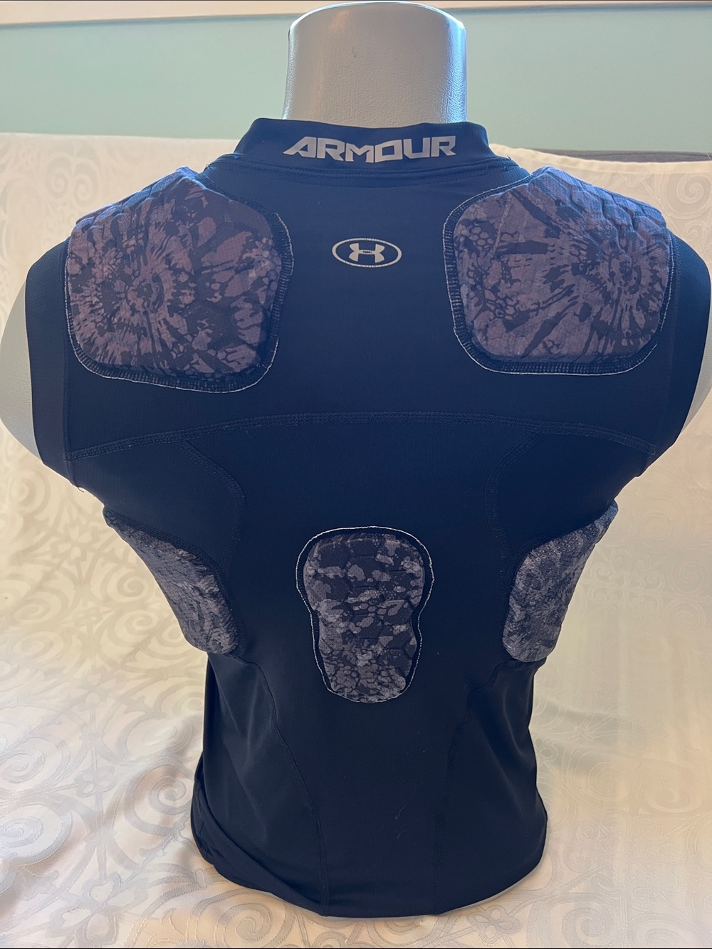 Under Armour Football Pro 5 Youth LRG Black Sleeveless Padded Compression Jersey - Picture 1 of 6
